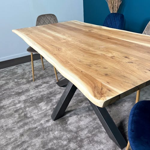 Table pied central bords naturels en bois d'acacia 160 cm MELBOURNE