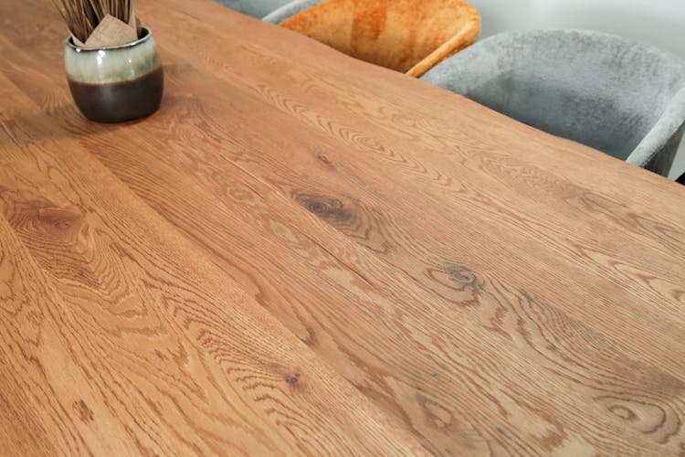 Table pied central en chêne huilé avec bords naturels 300 cm PALERME