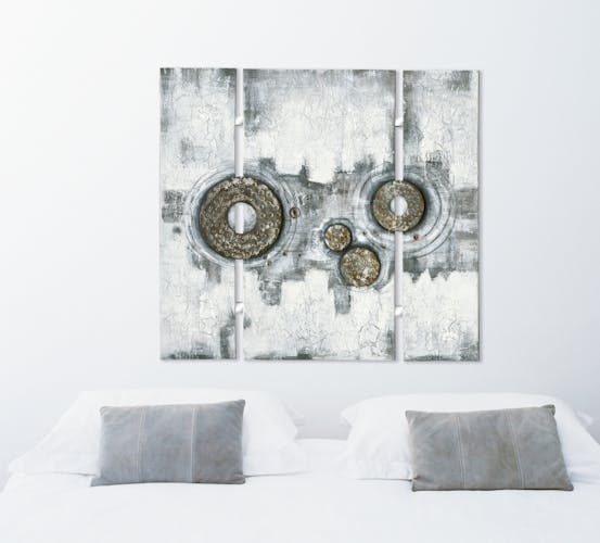 Tableau Abstrait Triptyque 115x126. Argenté. Ajout d'éléments métal en relief. Peinture acrylique et feuilles métal