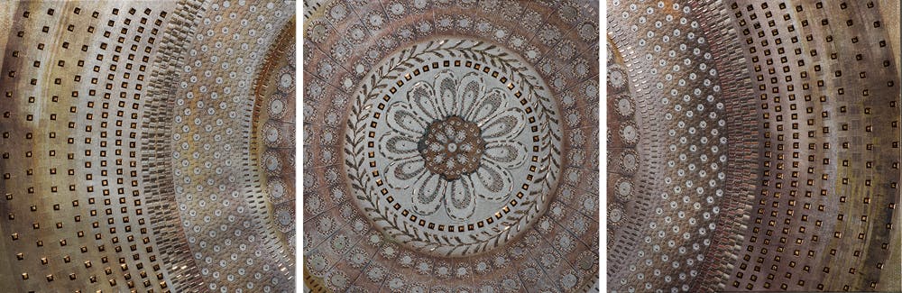 Tableau ABSTRAIT Tryptique Rosace tons beiges, marrons et dorés et éléments métal 50x150cm
