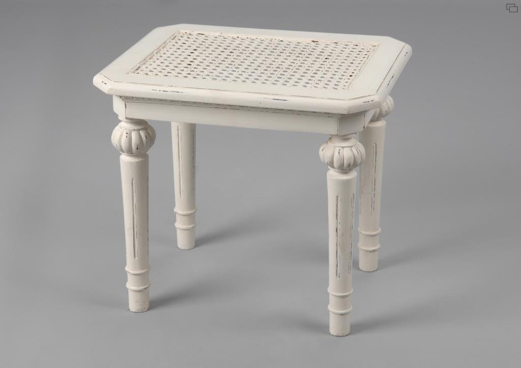 Tabouret de coiffeuse canné classique chic en bois blanc vieilli LEONIE L45 x P35 x H42 AMADEUS