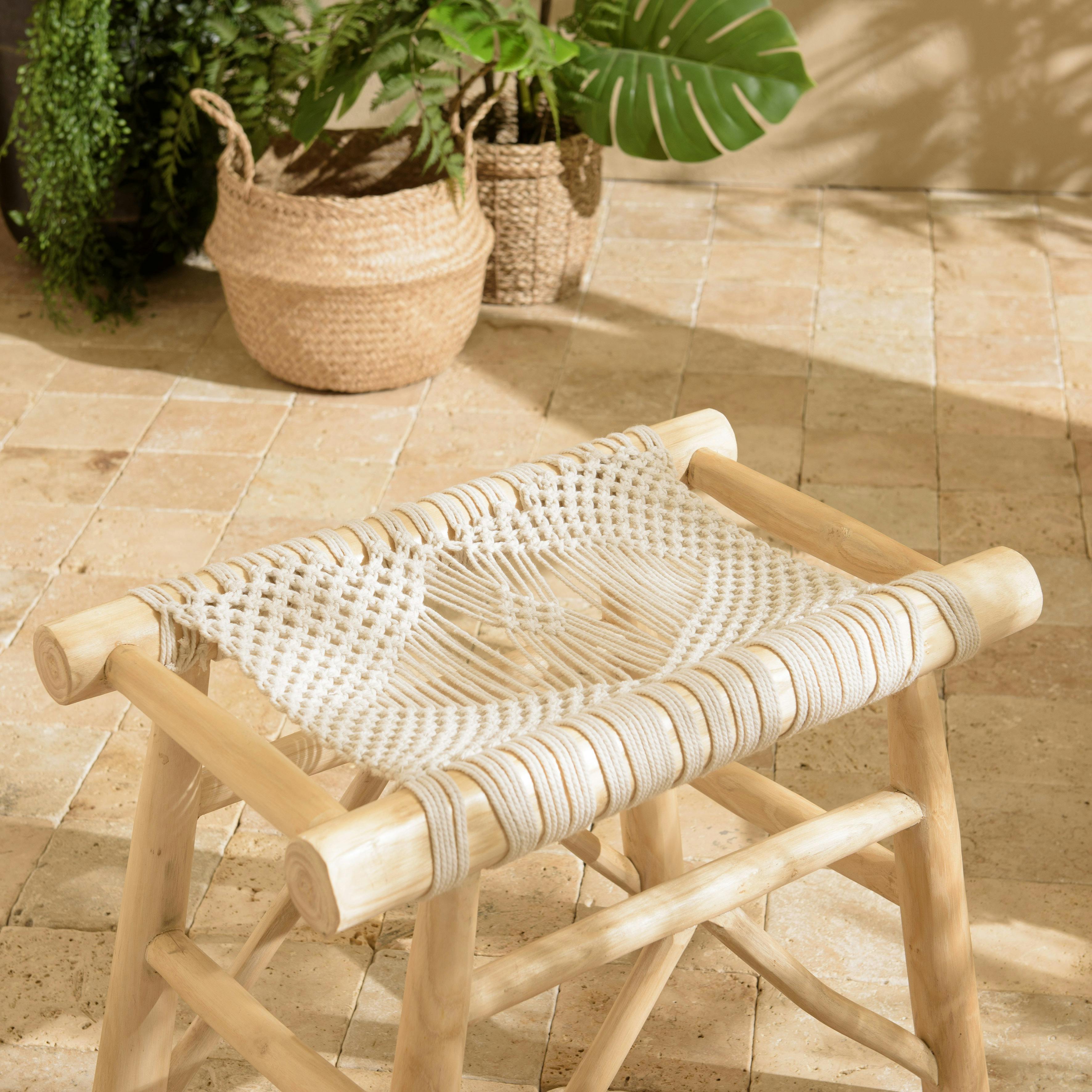 Tabouret rondins de teck naturel assise macramé blanc MANAK