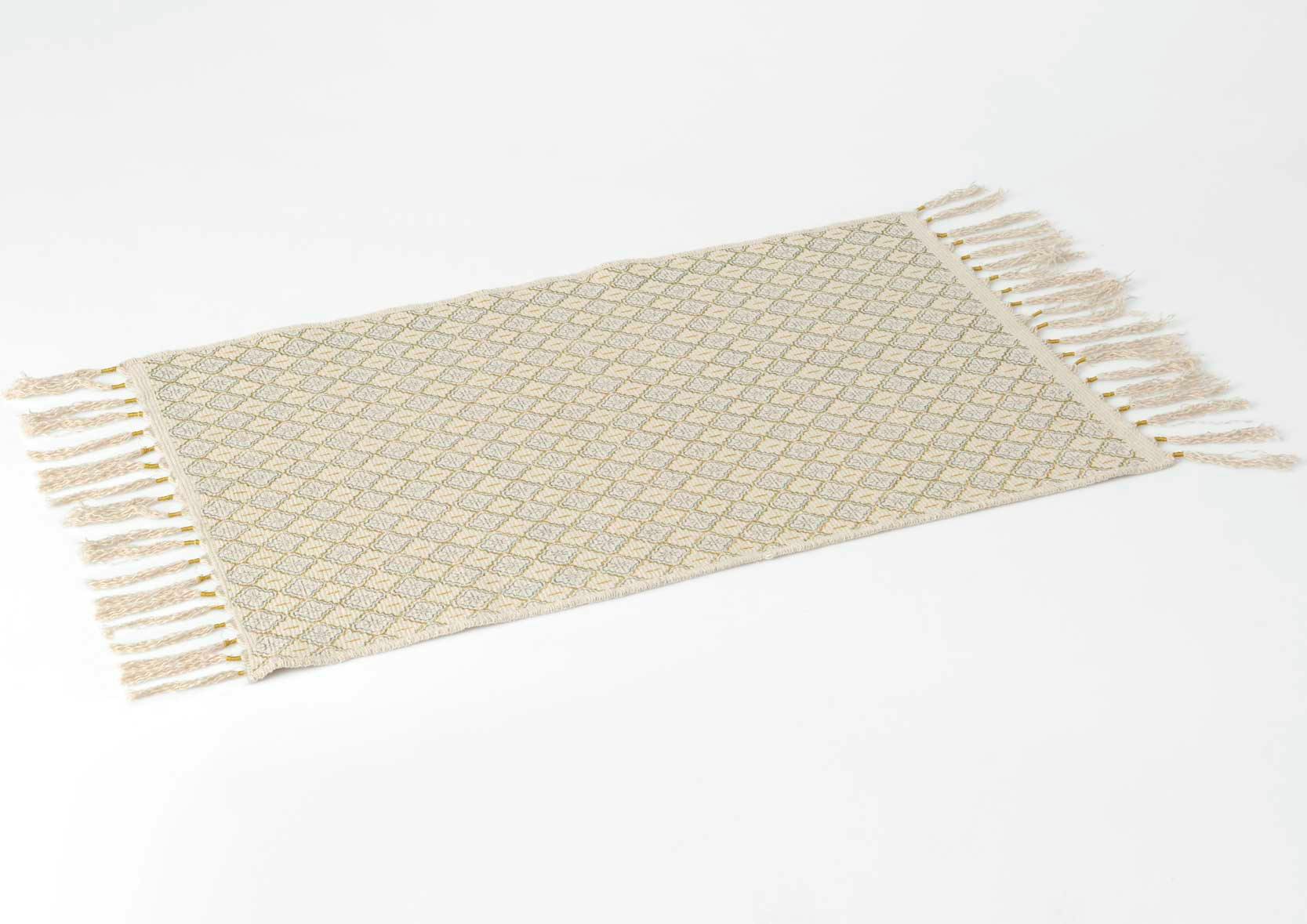 Tapis Camelia en coton couleur naturelle et motifs tons doré, bleu, gris et franges 120x180cm