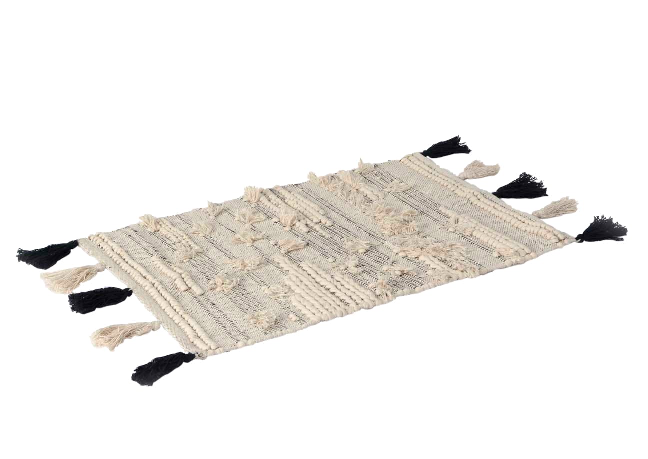Tapis Evasion tissage coton couleur naturelle avec pompons noirs et écrus 120x180cm