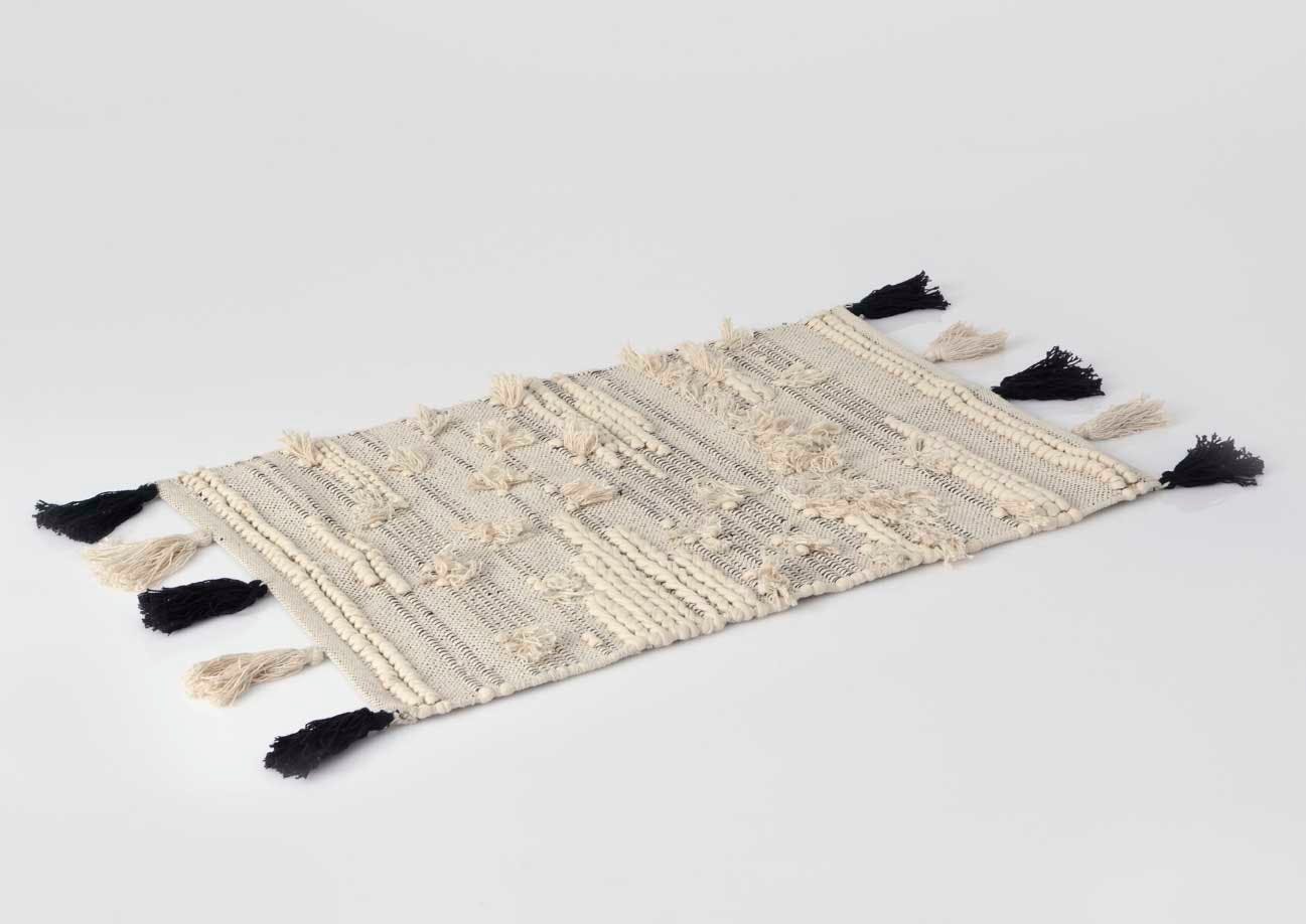 Tapis Evasion tissage coton couleur naturelle avec pompons noirs et écrus 60x90cm