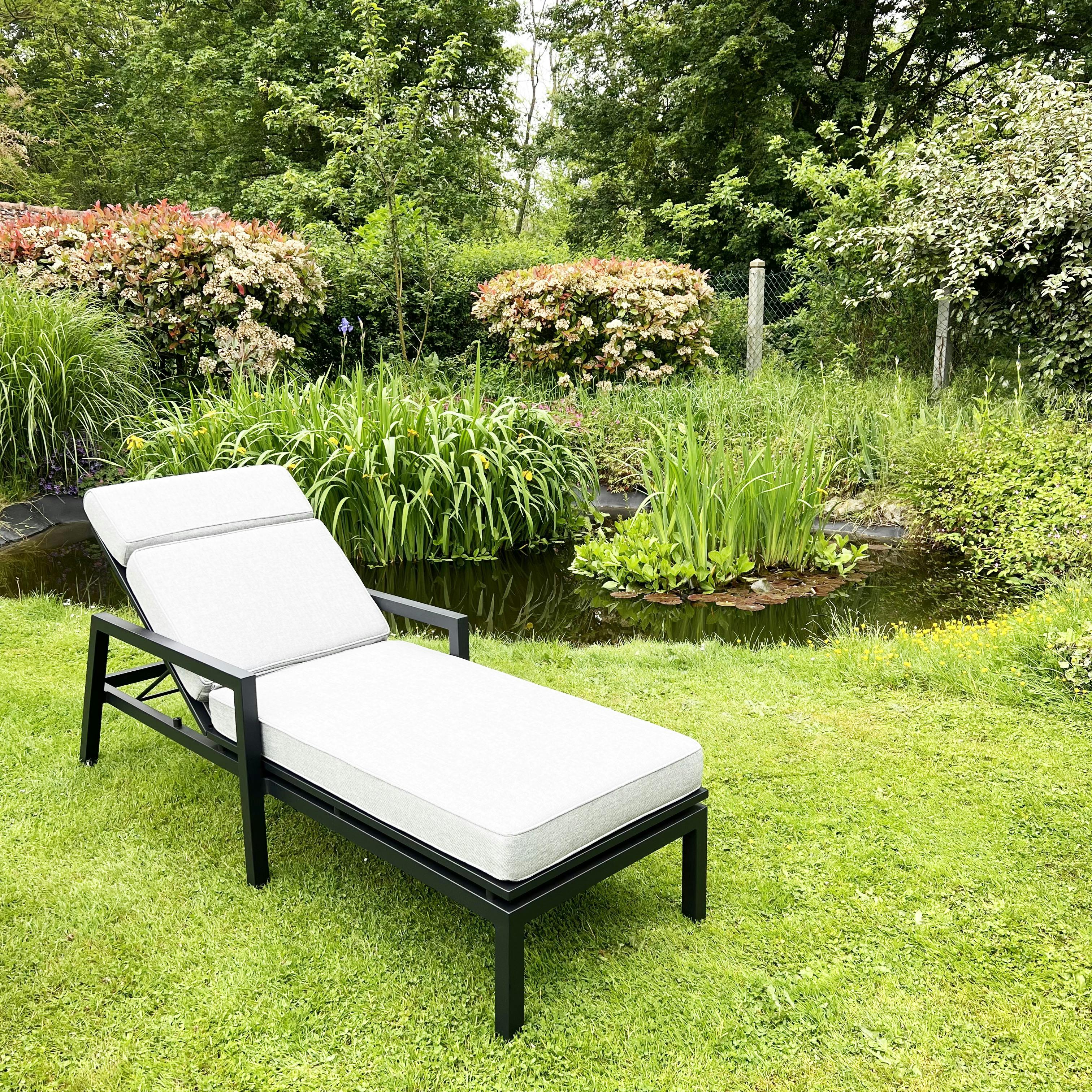 Transat en aluminium noir avec coussin gris OSLO