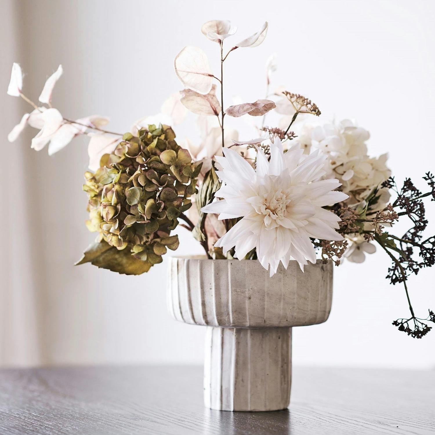 Vase déco ciment strié beige, forme coupe