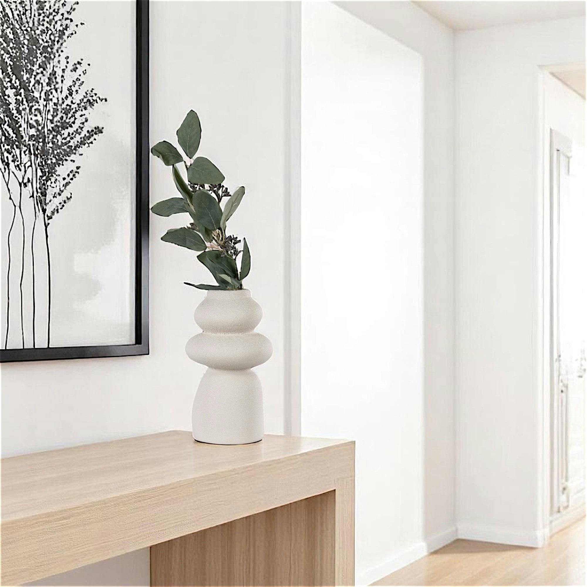 Vase design en céramique beige