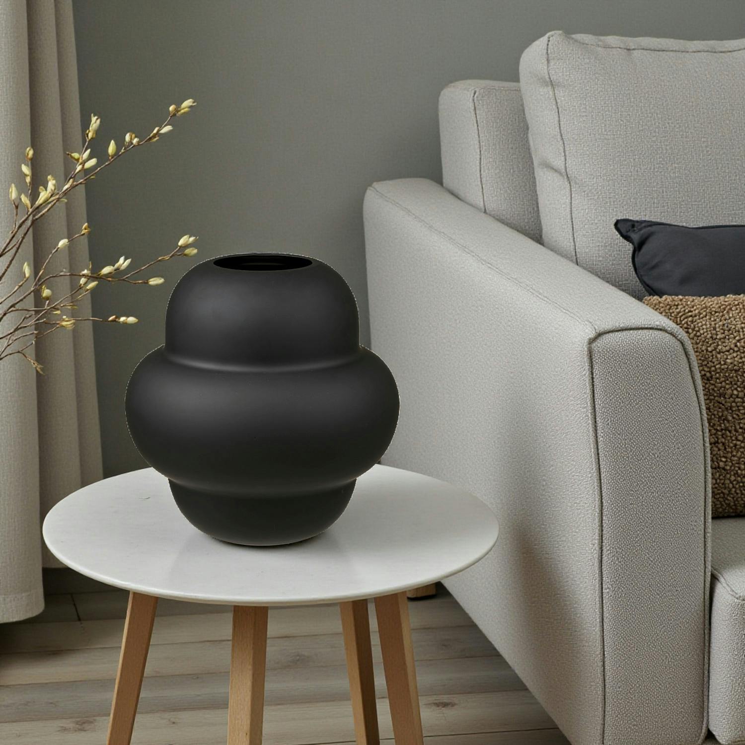 Vase design galbé en verre noir