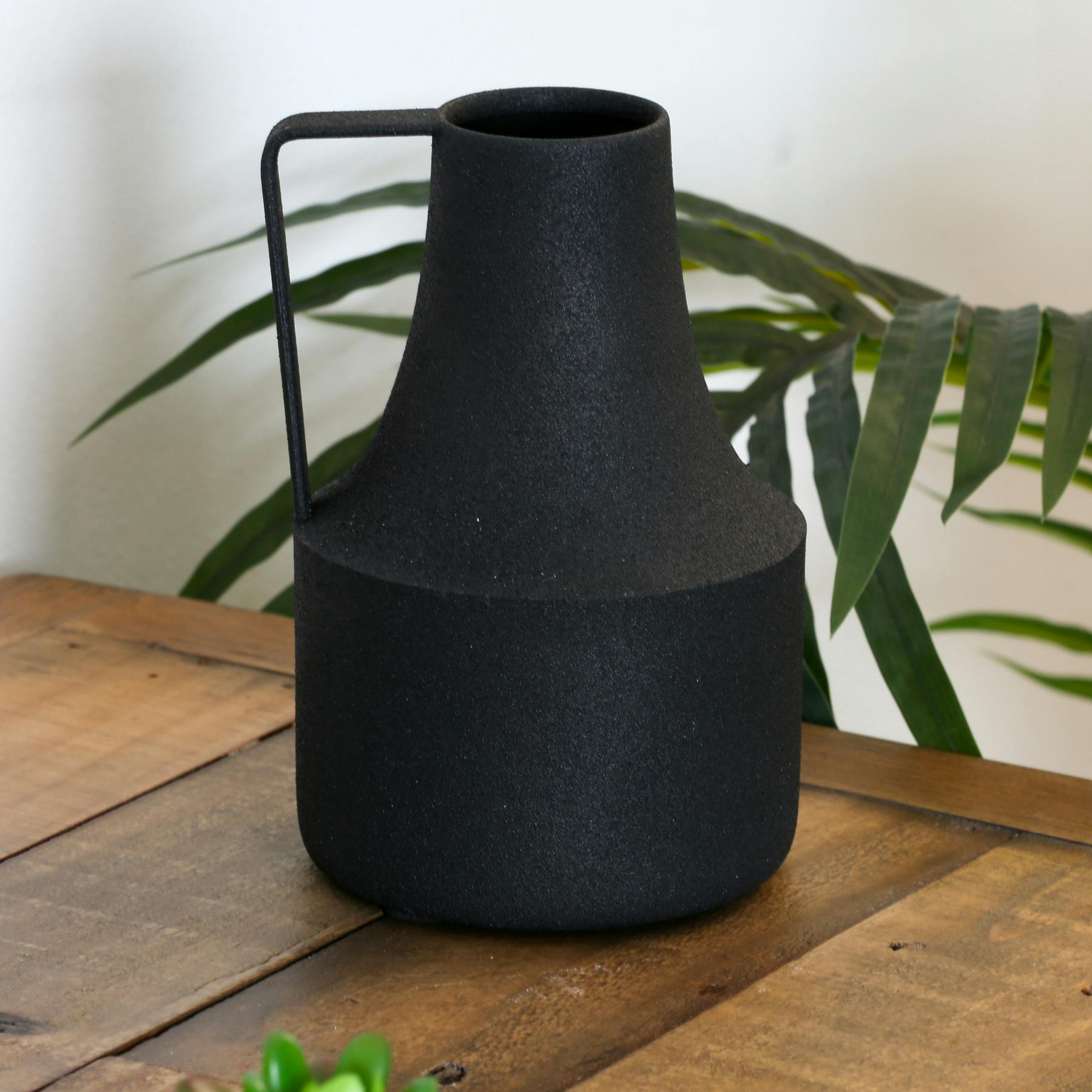 Vase forme cruche en métal noir