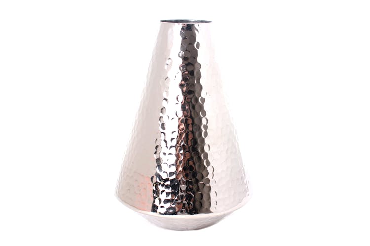 Vase H23cm forme Cône en aluminium argenté martelé