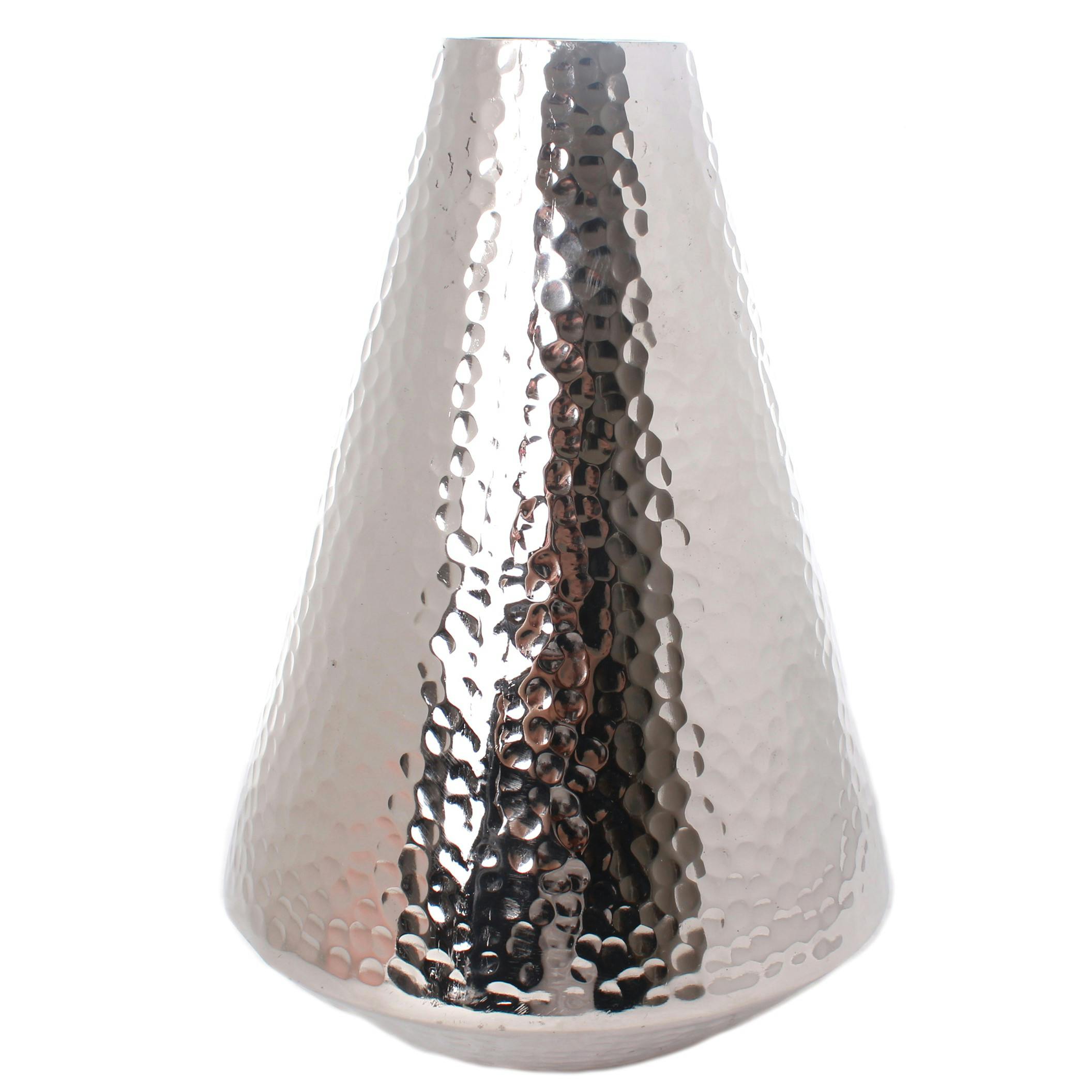 Vase H30cm forme Cône en aluminium argenté martelé