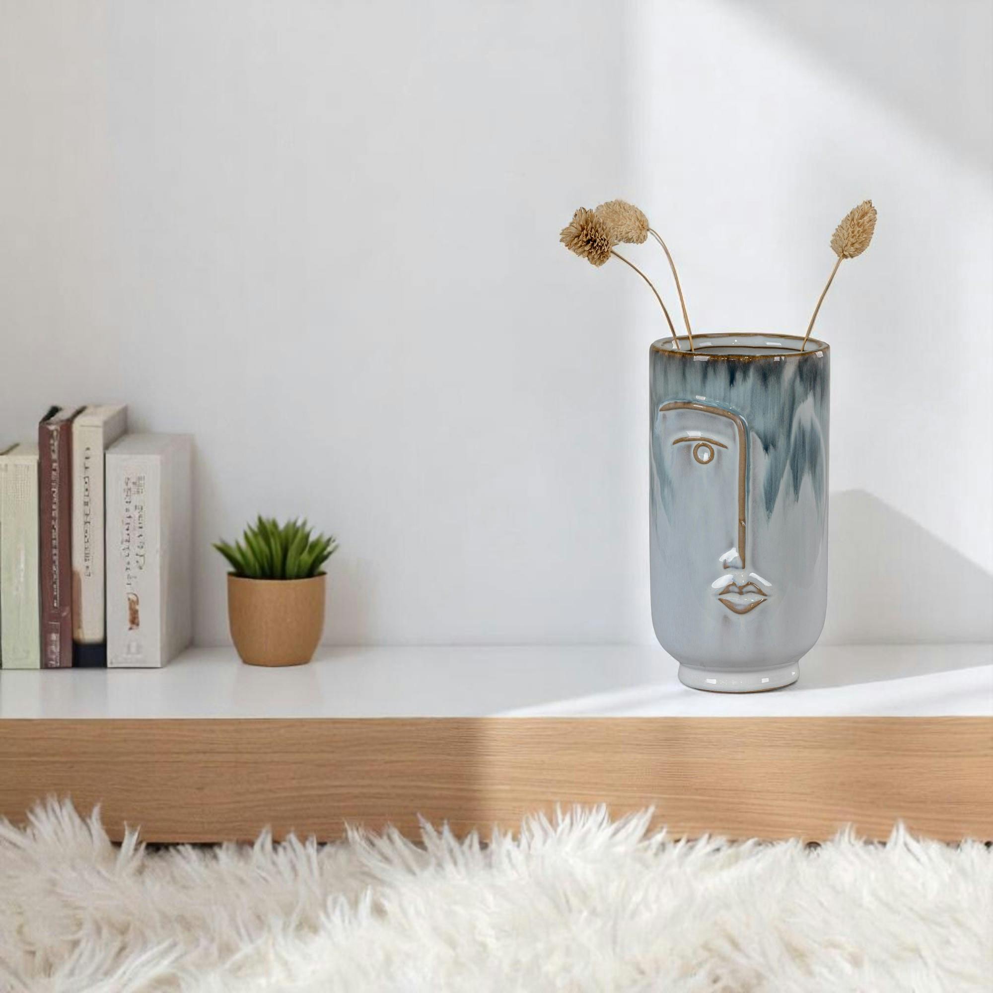 Vase moderne bleu avec motif visage