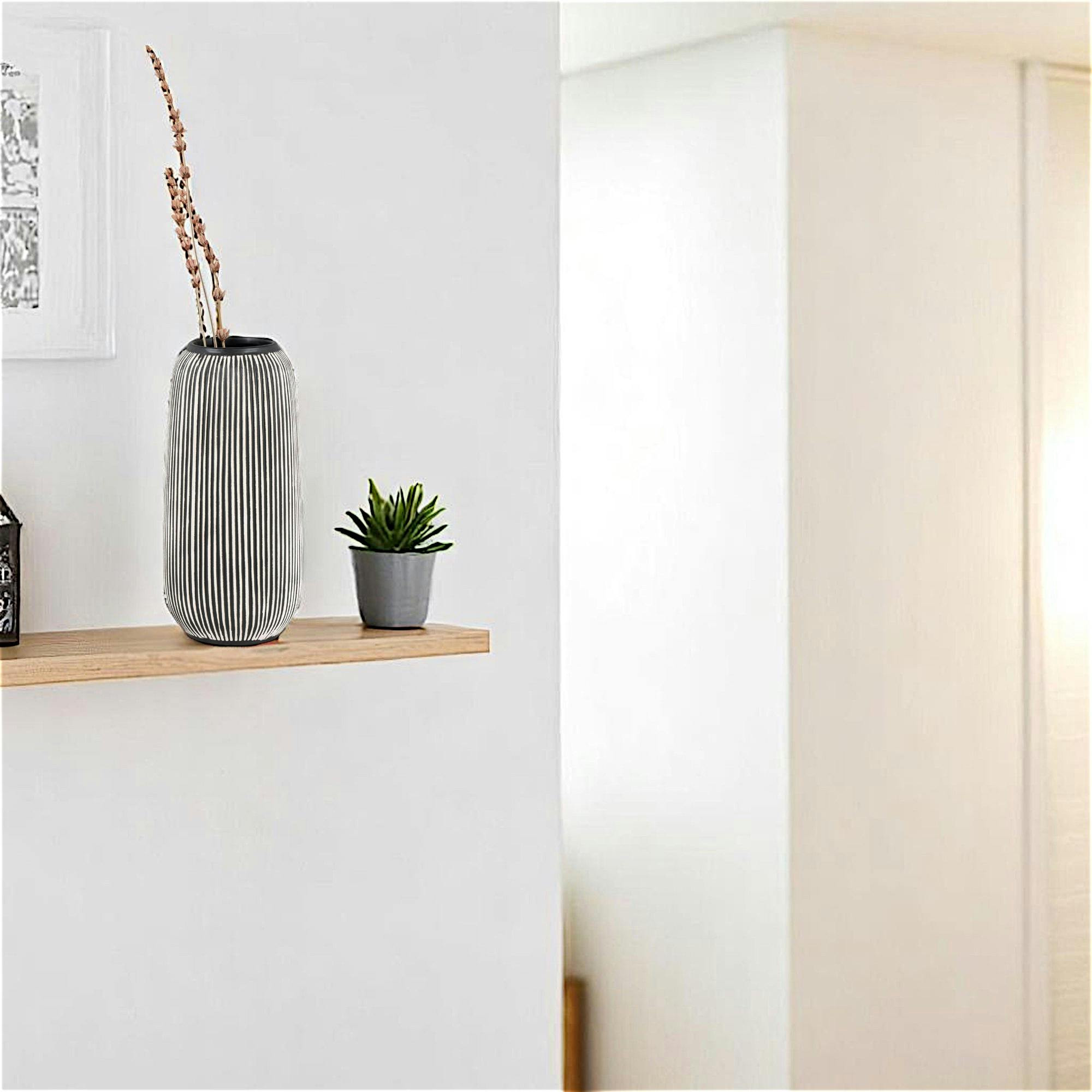 Vase noir et blanc design à rayures