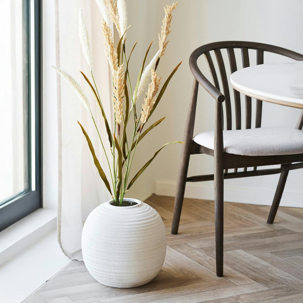 Vase rond strié en céramique blanche