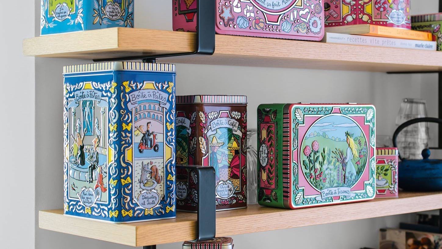 Derrière La Porte, accessoires décoratifs : boîte à thé, boîte à spaghettis...